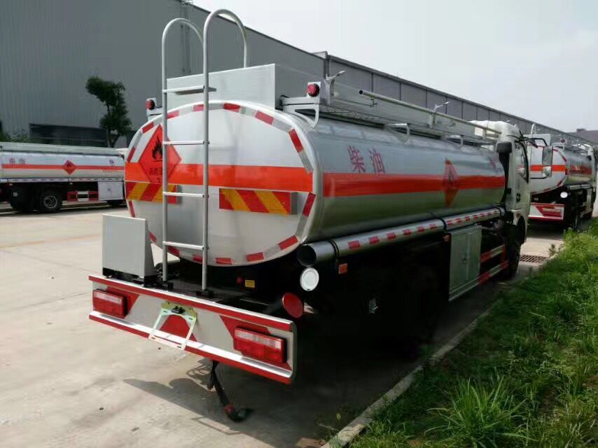 國五東風新款后八輪運油車