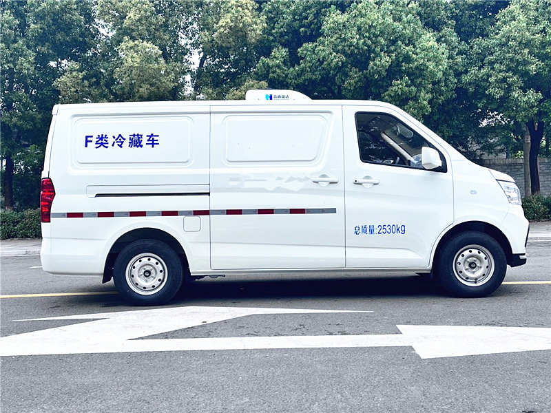 長(zhǎng)安睿行M80面包冷藏車