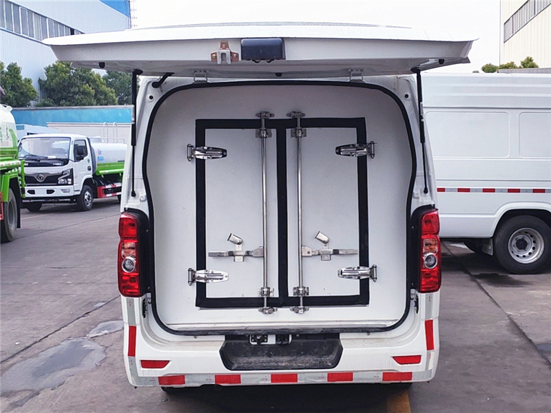 長(zhǎng)安睿行M80面包冷藏車