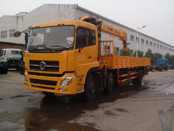 東風(fēng)前四后四8.3米隨車(chē)吊