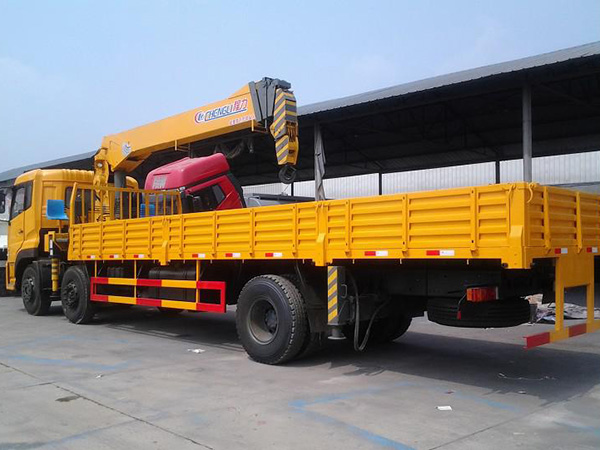 東風(fēng)前四后四8.3米隨車(chē)吊