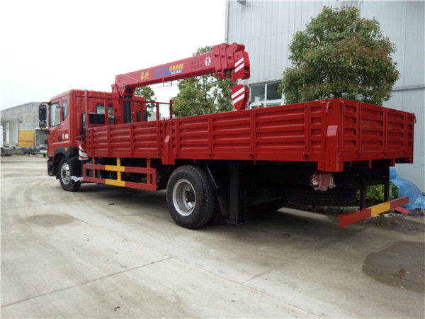 東風(fēng)多利卡長(zhǎng)興5噸隨車(chē)吊