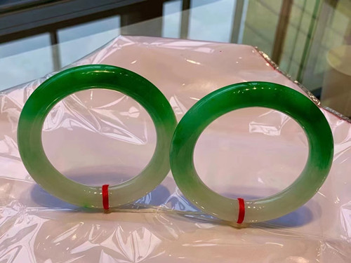 一對辣綠翡翠手鐲