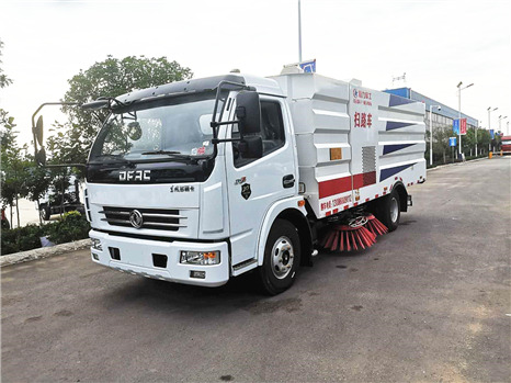 東風(fēng)多利卡D7掃路車