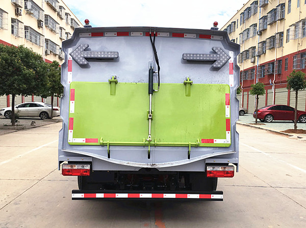 東風(fēng)多利卡8方掃路車(chē)